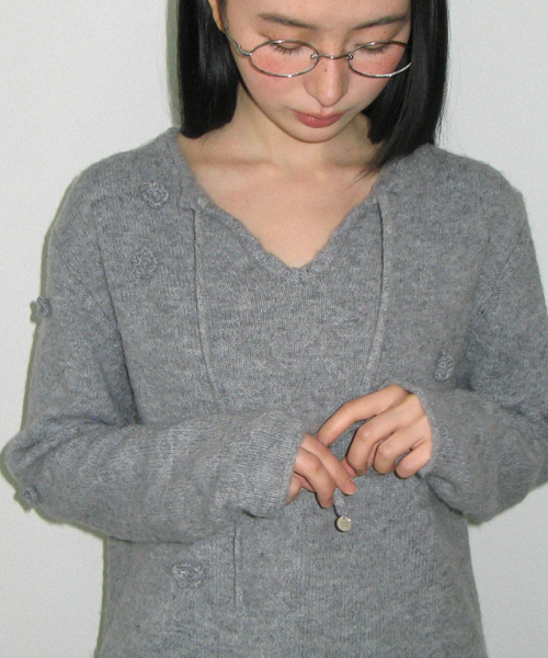 RONRON(ロンロン)の「FLOWER DETAIL V NECK KNIT GREY(ニット/セーター・レディース・その他・FREE)」の1枚目の写真