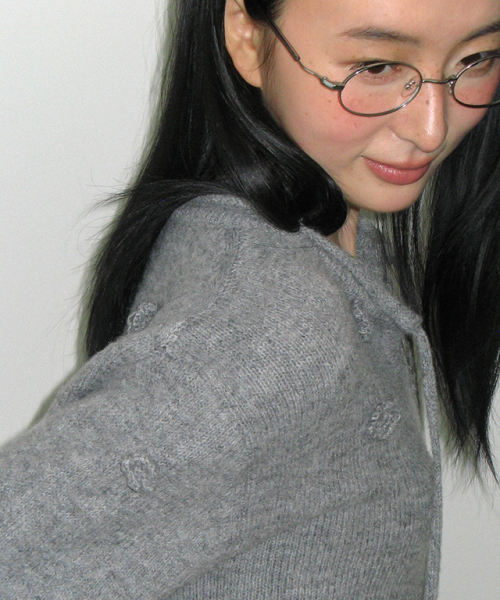RONRON(ロンロン)の「FLOWER DETAIL V NECK KNIT GREY(ニット/セーター・レディース・その他・FREE)」の2枚目の写真