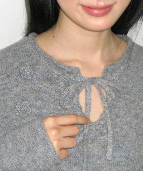 RONRON(ロンロン)の「FLOWER DETAIL V NECK KNIT GREY(ニット/セーター・レディース・その他・FREE)」の3枚目の写真