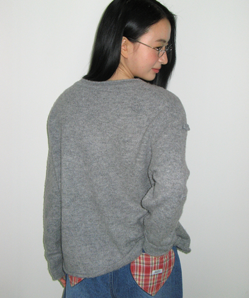 RONRON(ロンロン)の「FLOWER DETAIL V NECK KNIT GREY(ニット/セーター・レディース・その他・FREE)」の4枚目の写真