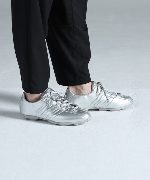 Y-3（ワイスリー）の「Y-3 FIELD（スニーカー・メンズ・シルバー・22.5cm/23.5cm/24.5cm/25.5cm/26.5cm/27.5cm/28.5cm/24.0cm/26.0cm/27.0cm/28.0cm）」の2枚目の写真