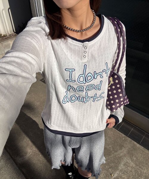 CIAOPANIC（チャオパニック）の「手書きロゴアイレットヘンリーレイヤードトップス（Tシャツ/カットソー・レディース・グレー/ホワイト/サックスブルー・ONE SIZE）」の2枚目の写真