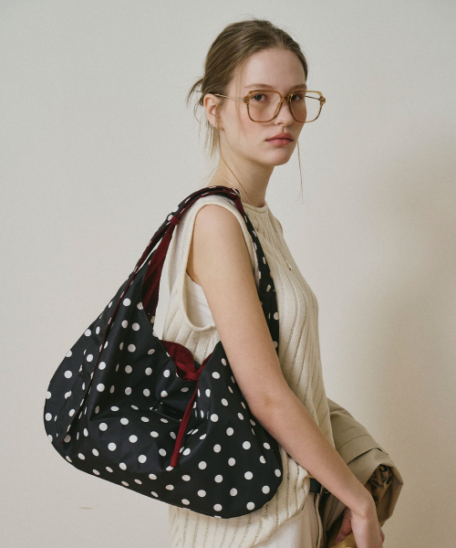 mur（ミュール）の「Reversible Polar Hobo Bag(5color)（ショルダーバッグ・レディース・イエロー系/ブラウン系その他2/グレー系その他2/ブラック系/ベージュ系・FREE）」の9枚目の写真