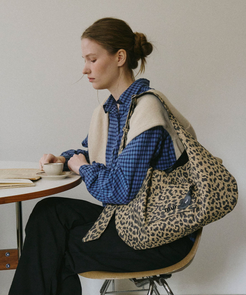 mur（ミュール）の「Reversible Polar Hobo Bag(5color)（ショルダーバッグ・レディース・イエロー系/ブラウン系その他2/グレー系その他2/ブラック系/ベージュ系・FREE）」の12枚目の写真