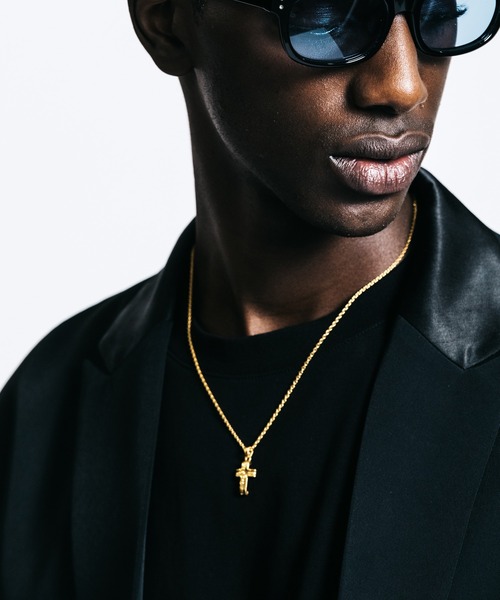 CRIMIE（クライミー）の「LETTER RIBBON CROSS NECKLACE 24KDP（ネックレス・メンズ・ゴールド・ONE SIZE）」の6枚目の写真