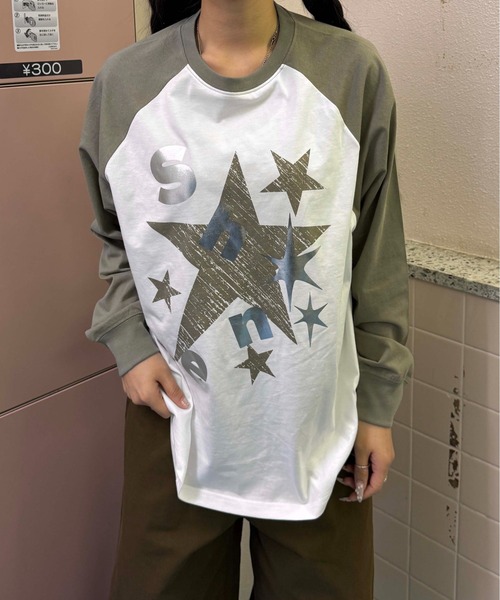sedacle(セダクル)の「箔プリントラグランロゴロンT(Tシャツ/カットソー・メンズ・オフホワイト/チャコールグレー・SMALL/LARGE/MEDIUM)」の1枚目の写真