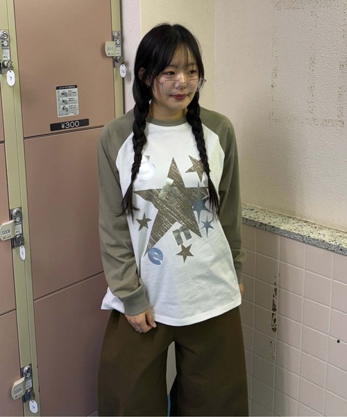 sedacle(セダクル)の「箔プリントラグランロゴロンT(Tシャツ/カットソー・メンズ・オフホワイト/チャコールグレー・SMALL/LARGE/MEDIUM)」の8枚目の写真