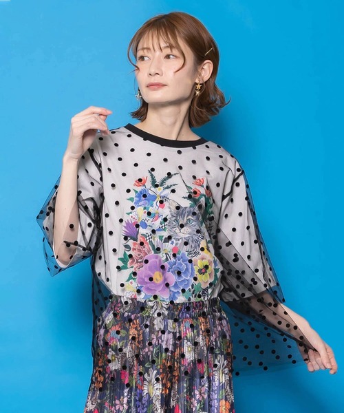 ScoLar（スカラー）の「ScoLar(スカラー) ドットチュール重ね花ネコ柄Tシャツ（Tシャツ/カットソー・レディース・オフホワイト/ブラック/パープル・MEDIUM）」の2枚目の写真