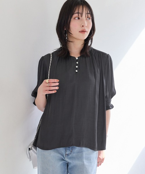 VIS(ビス)の「エアリーサテンハーフスリーブブラウス/イージーケア(シャツ/ブラウス・レディース・ブルー系その他4/チャコールグレー/キナリ・FREE)」の3枚目の写真