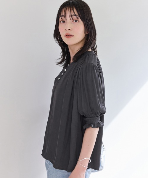 VIS(ビス)の「エアリーサテンハーフスリーブブラウス/イージーケア(シャツ/ブラウス・レディース・ブルー系その他4/チャコールグレー/キナリ・FREE)」の4枚目の写真