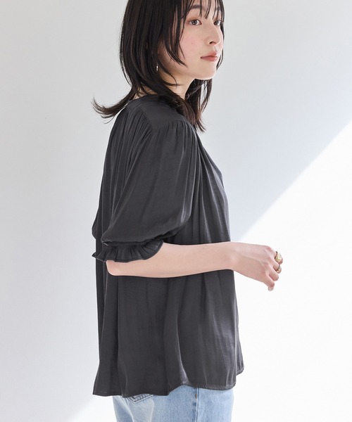 VIS(ビス)の「エアリーサテンハーフスリーブブラウス/イージーケア(シャツ/ブラウス・レディース・ブルー系その他4/チャコールグレー/キナリ・FREE)」の5枚目の写真