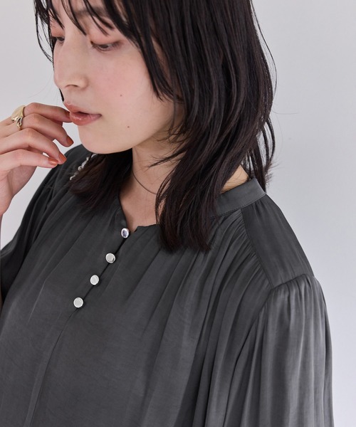 VIS(ビス)の「エアリーサテンハーフスリーブブラウス/イージーケア(シャツ/ブラウス・レディース・ブルー系その他4/チャコールグレー/キナリ・FREE)」の6枚目の写真