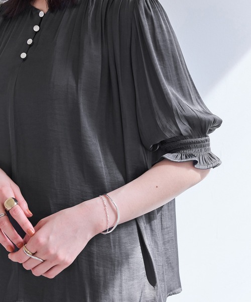 VIS(ビス)の「エアリーサテンハーフスリーブブラウス/イージーケア(シャツ/ブラウス・レディース・ブルー系その他4/チャコールグレー/キナリ・FREE)」の7枚目の写真