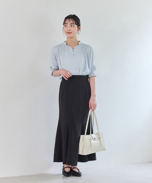 VIS(ビス)の「エアリーサテンハーフスリーブブラウス/イージーケア(シャツ/ブラウス・レディース・ブルー系その他4/チャコールグレー/キナリ・FREE)」の11枚目の写真