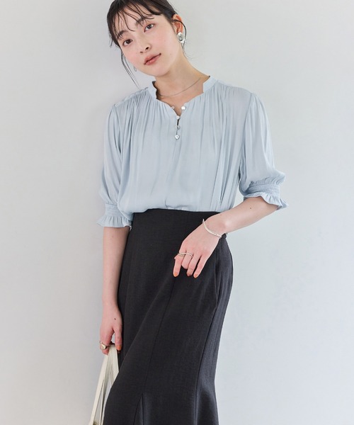 VIS(ビス)の「エアリーサテンハーフスリーブブラウス/イージーケア(シャツ/ブラウス・レディース・ブルー系その他4/チャコールグレー/キナリ・FREE)」の10枚目の写真