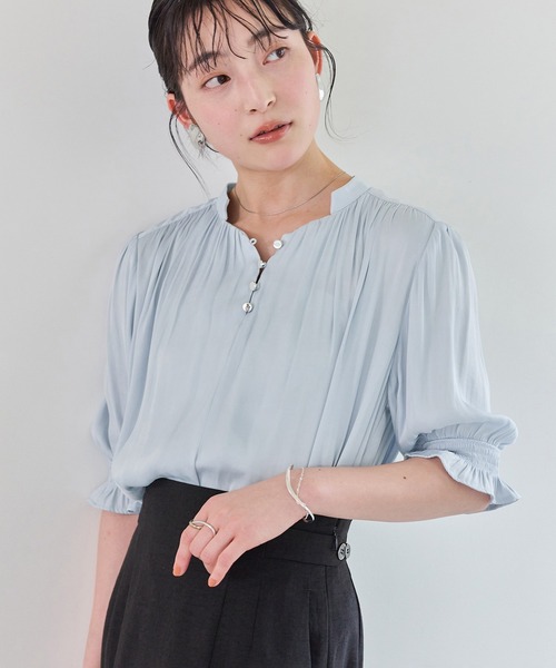 VIS(ビス)の「エアリーサテンハーフスリーブブラウス/イージーケア(シャツ/ブラウス・レディース・ブルー系その他4/チャコールグレー/キナリ・FREE)」の9枚目の写真