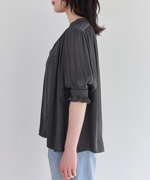 VIS(ビス)の「エアリーサテンハーフスリーブブラウス/イージーケア(シャツ/ブラウス・レディース・ブルー系その他4/チャコールグレー/キナリ・FREE)」の21枚目の写真