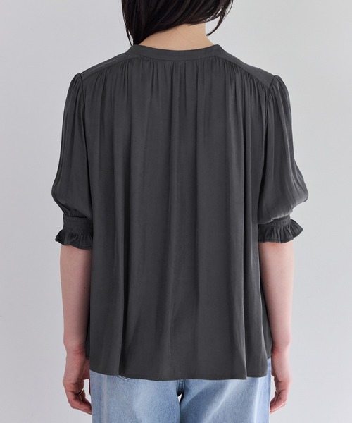 VIS(ビス)の「エアリーサテンハーフスリーブブラウス/イージーケア(シャツ/ブラウス・レディース・ブルー系その他4/チャコールグレー/キナリ・FREE)」の22枚目の写真