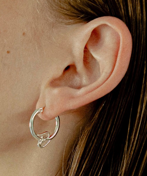 LAPUIS(ラピュイ)の「LAPUIS(ラピュイ)Connect coil pierced earrings(ピアス(両耳用)・レディース・シルバー/マルチ/ゴールド・FREE)」の1枚目の写真