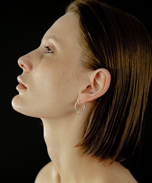 LAPUIS(ラピュイ)の「LAPUIS(ラピュイ)Connect coil pierced earrings(ピアス(両耳用)・レディース・シルバー/マルチ/ゴールド・FREE)」の4枚目の写真