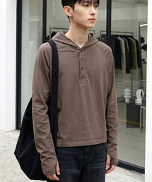 UNDEROFF（アンダーオフ）の「フィンガーホールクロップフードロングスリーブグレーブラウン（パーカー）」