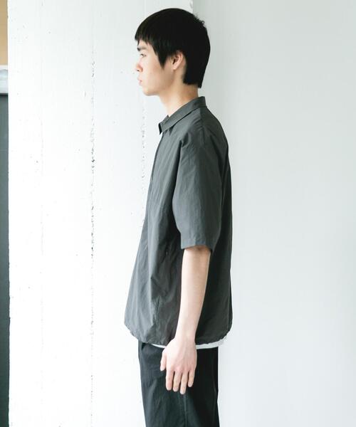 URBAN RESEARCH DOORS(アーバンリサーチドアーズ)の「『UVカット』フルダルナイロンハーフジップアクティブプルオーバー(シャツ/ブラウス・メンズ・チャコールグレー/ベージュ・LARGE/MEDIUM)」の22枚目の写真
