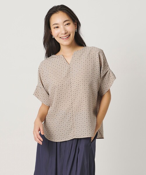 A DAY IN THE LIFE UNITED ARROWS(アデイインザライフユナイテッドアローズ)の「リネンライク プリント キーネック ドルマンブラウス <A DAY IN THE LIFE>(シャツ/ブラウス・レディース・ダークブラウン/ベージュ/ネイビー・FREE)」の3枚目の写真