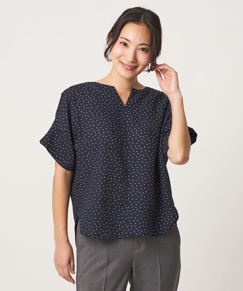 A DAY IN THE LIFE UNITED ARROWS(アデイインザライフユナイテッドアローズ)の「リネンライク プリント キーネック ドルマンブラウス <A DAY IN THE LIFE>(シャツ/ブラウス・レディース・ダークブラウン/ベージュ/ネイビー・FREE)」の1枚目の写真