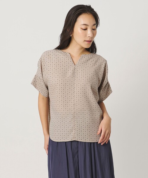A DAY IN THE LIFE UNITED ARROWS(アデイインザライフユナイテッドアローズ)の「リネンライク プリント キーネック ドルマンブラウス <A DAY IN THE LIFE>(シャツ/ブラウス・レディース・ダークブラウン/ベージュ/ネイビー・FREE)」の6枚目の写真