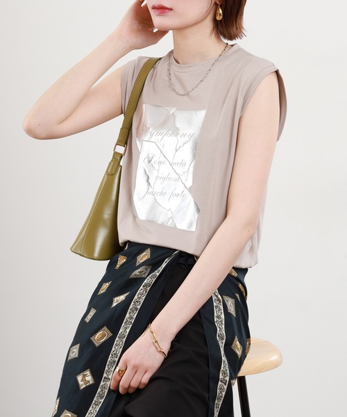 A.N.L（エーエヌエル　レーベル）の「A.N.L 箔プリントノースリーブカットソー（Tシャツ/カットソー・レディース・オフホワイト/ブラック/モカ・38）」の2枚目の写真