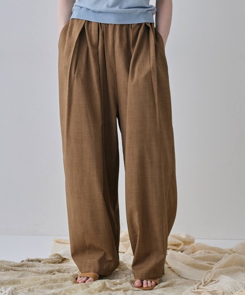flaeu(フラユ)の「Volume Easy Pants(スラックス・レディース・ベージュ/ブラック/グレー・MEDIUM/SMALL)」の3枚目の写真