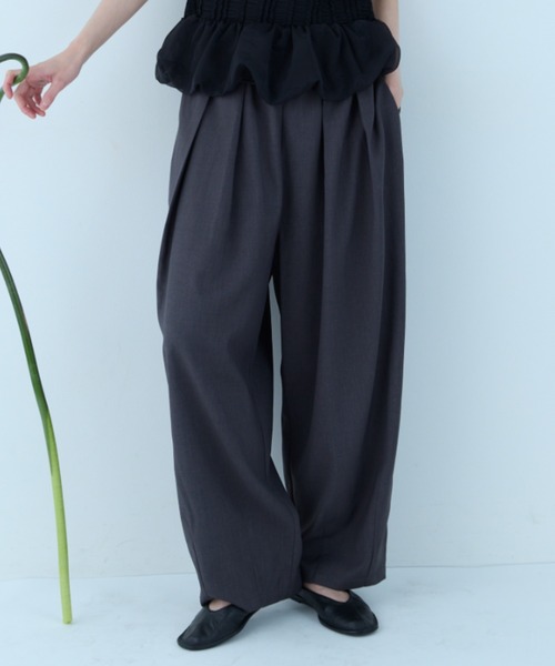 flaeu(フラユ)の「Volume Easy Pants(スラックス・レディース・ベージュ/ブラック/グレー・MEDIUM/SMALL)」の1枚目の写真