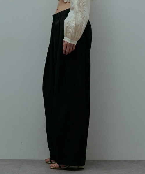 flaeu(フラユ)の「Volume Easy Pants(スラックス・レディース・ベージュ/ブラック/グレー・MEDIUM/SMALL)」の6枚目の写真