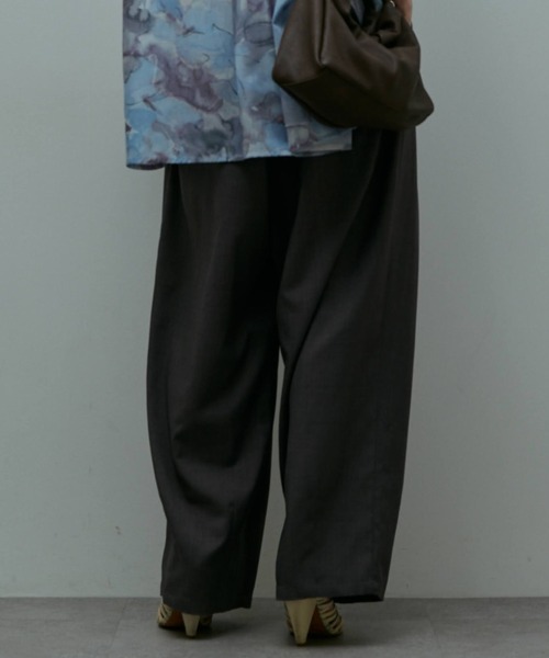 flaeu(フラユ)の「Volume Easy Pants(スラックス・レディース・ベージュ/ブラック/グレー・MEDIUM/SMALL)」の15枚目の写真
