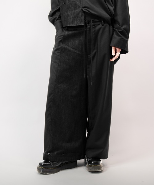 Ruze(ルゼ)の「Asymmetry denim docking PT/アシンメトリーデニムドッキングパンツ(デニムパンツ・メンズ・ブラック・MEDIUM/LARGE)」の1枚目の写真