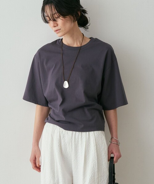 qualite(カリテ)の「【接触冷感】プレミアム天竺ドルマンTシャツ 春服 夏服 オフィスカジュアル(Tシャツ/カットソー・レディース・チャコールグレー/オフホワイト/ライム・フリー)」の1枚目の写真