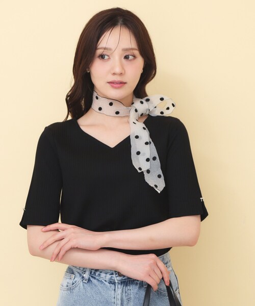 index(インデックス)の「【接触冷感】ハートネックリボンボタンワイドリブ《UVケア/洗濯機OK》(Tシャツ/カットソー・レディース・ブラック/ダークオレンジ/オフホワイト・40/38/36)」の2枚目の写真
