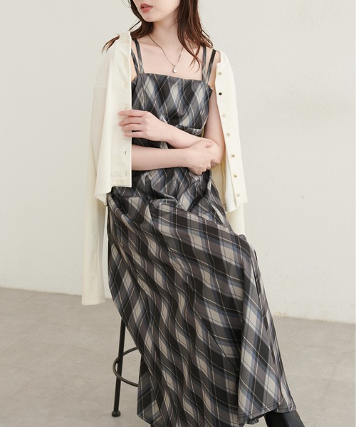 natural couture(ナチュラルクチュール)の「カットジョーゼットキャミワンピース(ワンピース・レディース・グレー/その他2/その他1/ドット/ブラック/グレイッシュベージュ/その他3/その他4/その他5・FREE)」の12枚目の写真
