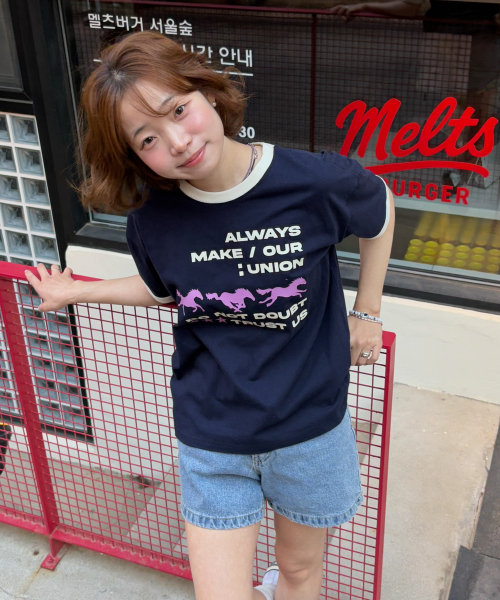 AMOU(アモウ)の「Runing horse Ringer T-shirts NAVY(Tシャツ/カットソー・レディース・その他・1/2/3)」の2枚目の写真