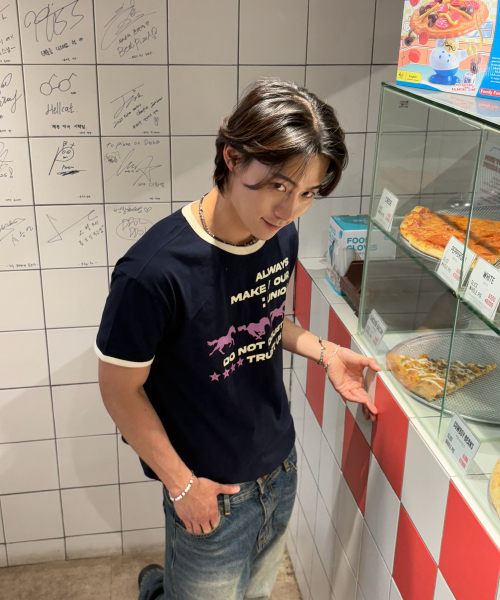 AMOU(アモウ)の「Runing horse Ringer T-shirts NAVY(Tシャツ/カットソー・レディース・その他・1/2/3)」の6枚目の写真