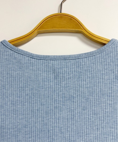 ONEP STAR(ワンピスター)の「キーネックボタンデザインリブ半袖カットソー(Tシャツ/カットソー・レディース・ブルー・MEDIUM/LARGE/X-LARGE)」の2枚目の写真