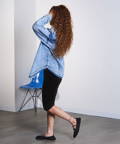 ROSE BUD(ローズバッド)の「FRILL DENIM SHIRT(シャツ/ブラウス・レディース・インディゴブルー/ライトインディゴブルー・ONE SIZE)」の7枚目の写真