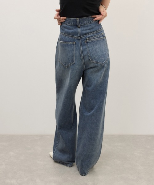 ADAM ET ROPE'(アダムエロペ)の「【WEB限定】ポケットタックセミワイドデニム(デニムパンツ・レディース・ネイビー/ブルー系その他6・38/36/34)」の2枚目の写真