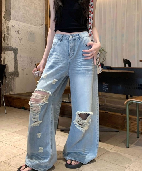 AMAJI(アマジ)の「ウォッシュ加工 ヴィンテージ風 ヒゲ加工 ダメージ デニム ワイドパンツ(デニムパンツ・レディース・ライトブルー・SMALL/MEDIUM/LARGE/X-LARGE)」の1枚目の写真