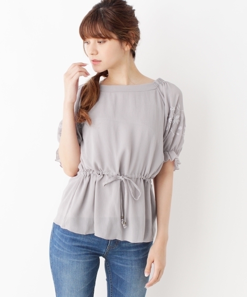 grove(グローブ)の「袖刺繍陽柳プルオーバー(Tシャツ/カットソー・レディース・グリーン/レッド/ベージュ/パープル/ネイビー・02/03)」の4枚目の写真