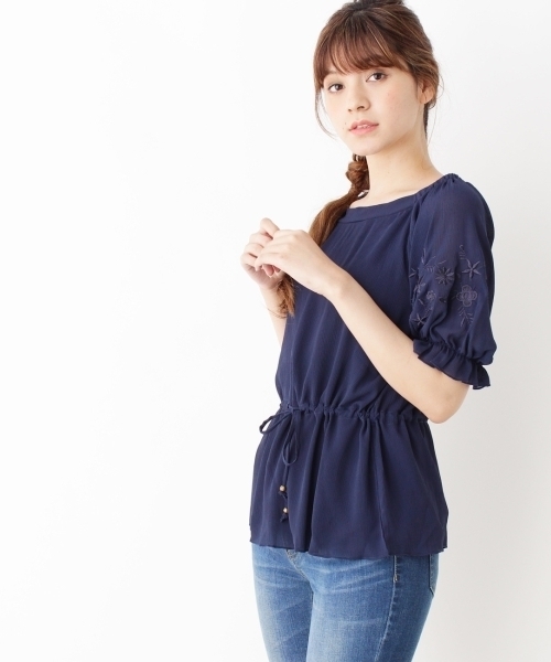 grove(グローブ)の「袖刺繍陽柳プルオーバー(Tシャツ/カットソー・レディース・グリーン/レッド/ベージュ/パープル/ネイビー・02/03)」の3枚目の写真