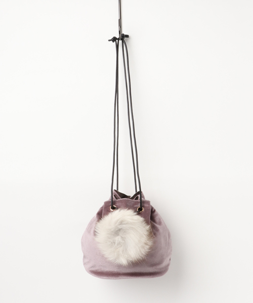 archives（アルシーヴ）の「ファー付き巾着バッグ（ショルダーバッグ・レディース・ベージュ/グレー/ピンク/ブルー・MEDIUM）」の2枚目の写真