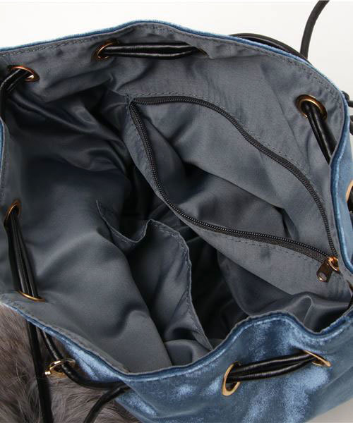 archives（アルシーヴ）の「ファー付き巾着バッグ（ショルダーバッグ・レディース・ベージュ/グレー/ピンク/ブルー・MEDIUM）」の9枚目の写真