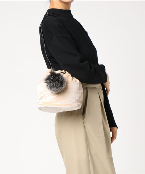 archives（アルシーヴ）の「ファー付き巾着バッグ（ショルダーバッグ・レディース・ベージュ/グレー/ピンク/ブルー・MEDIUM）」の13枚目の写真