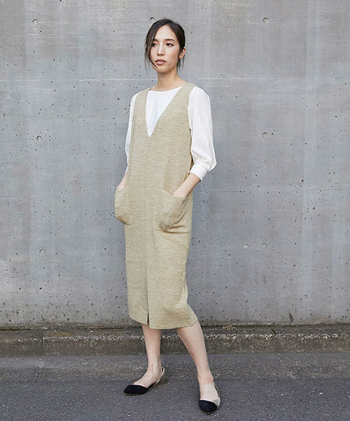 Emma Taylor(エマテイラー)の「Vネックニットワンピース(ワンピース・レディース・ブラック/キャメル/ベージュ/ダークグリーン・FREE)」の3枚目の写真